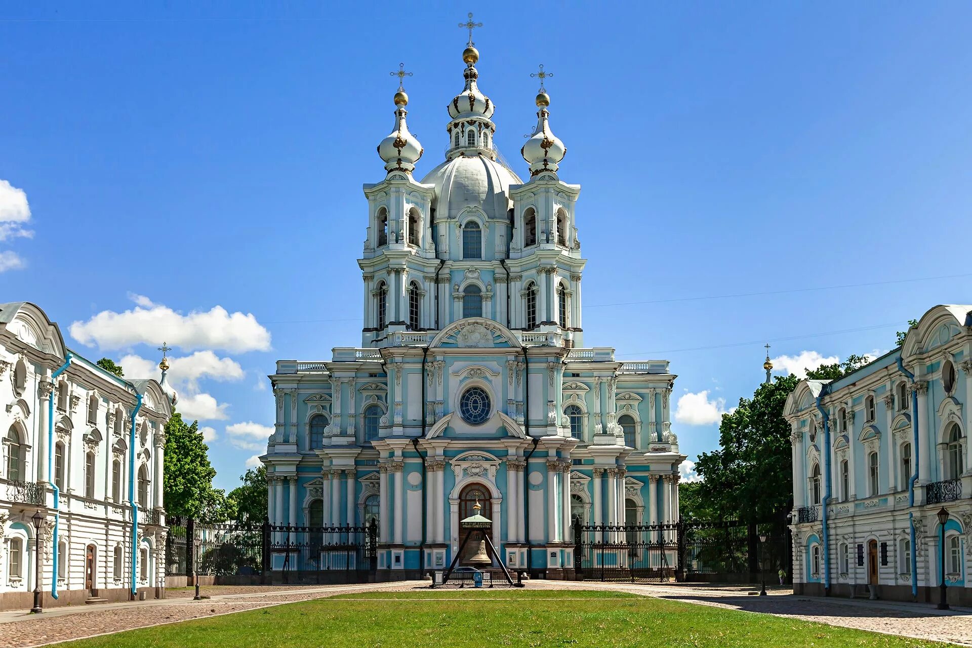 Растрелли Смольный монастырь в Петербурге.