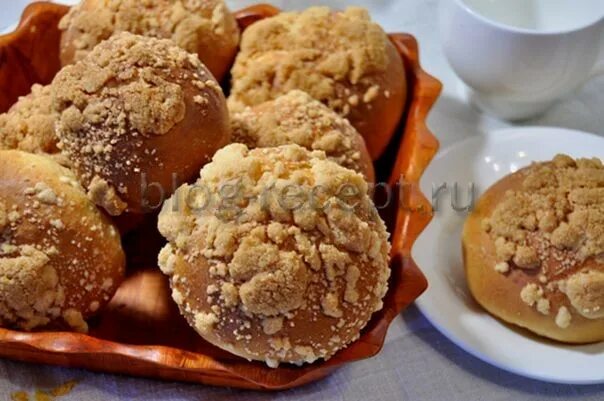 Посыпка на булочки из муки. Булочка с посыпкой из муки и сахара. Булочки с посыпкой из масла сахара и муки. Булочки с посыпкой из масла. Булочки с крошкой из масла и муки.