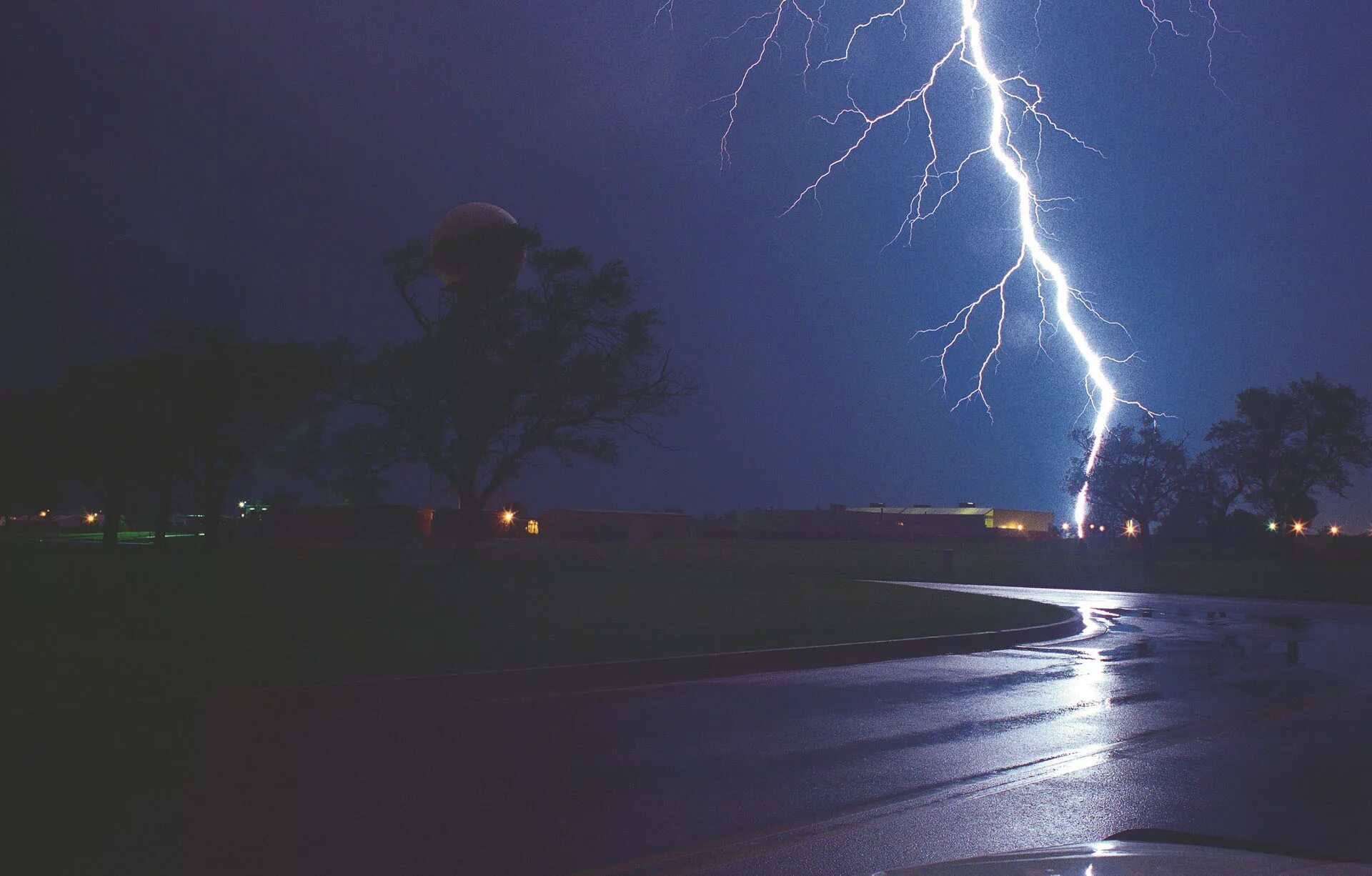 удары молний в предметы