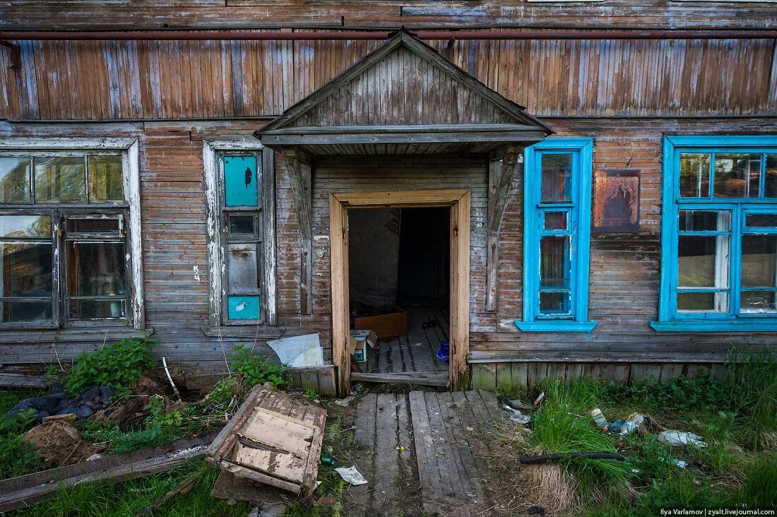 Сколько проживает людей в доме. Архангельск бараки. Архангельск Варламов бараки. Деревянный Барак. Старый деревянный Барак.