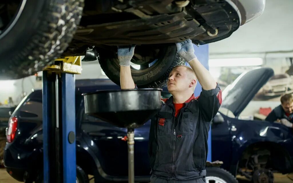 машина в автосервисе. автослесарь коробки. приглашаем на работу на автомойку. вакансия автомеханик автослесарь. автослесарь вакансии нижний.