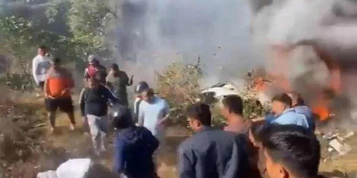 В непале разбился самолет 2023. Автобус сорвался в пропасть. Пассажирский самолёт упал непал. 15 января 1934 года в непале. Крушение самолета в непале 2023.