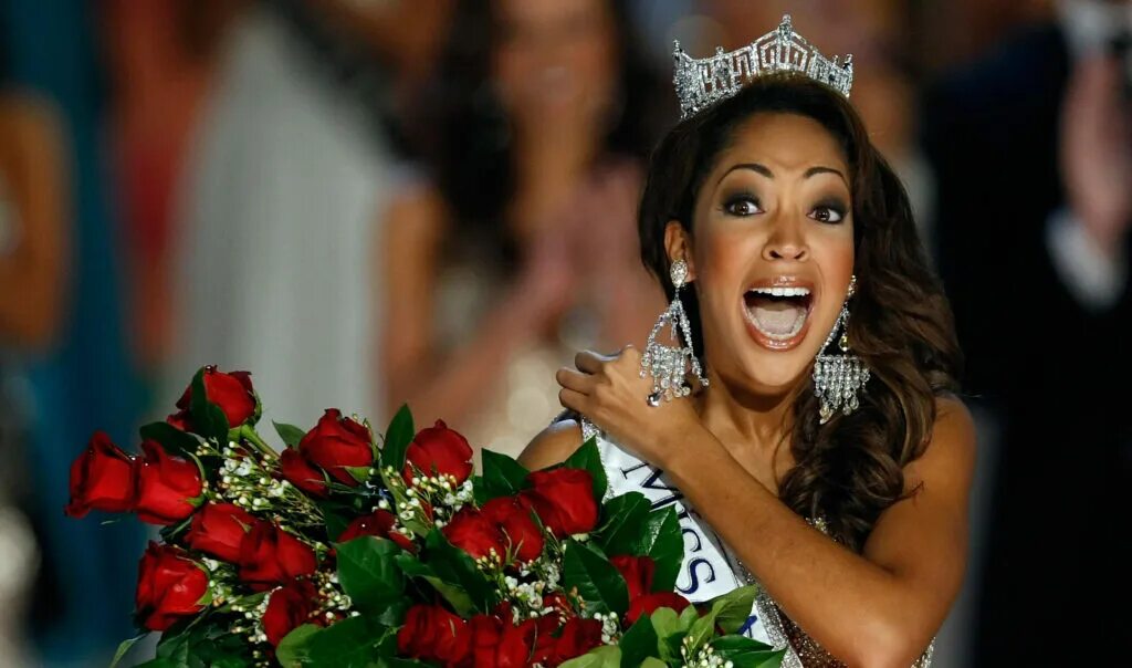 Мисс вселенная 1995. Девушка смеется. Мисс смех. Мисс франция 2019. Красивые зубы.