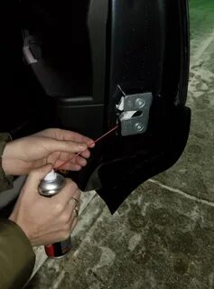 Примерзла дверь в машине
