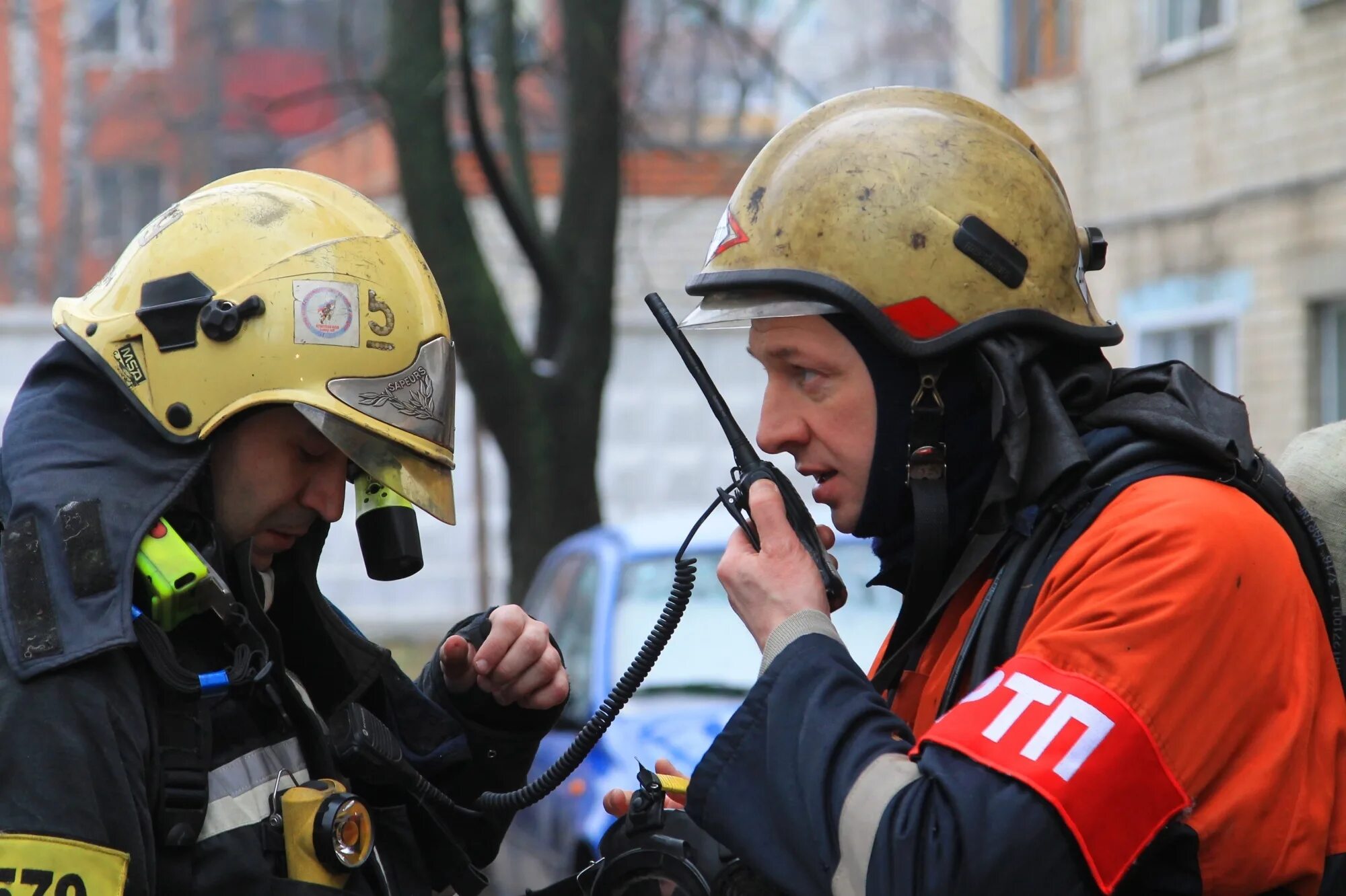 Работа службы пожаротушения. Работа службы пожаротушения. Служба пожаротушения россии. Работа службы пожаротушения. Спасательные службы.