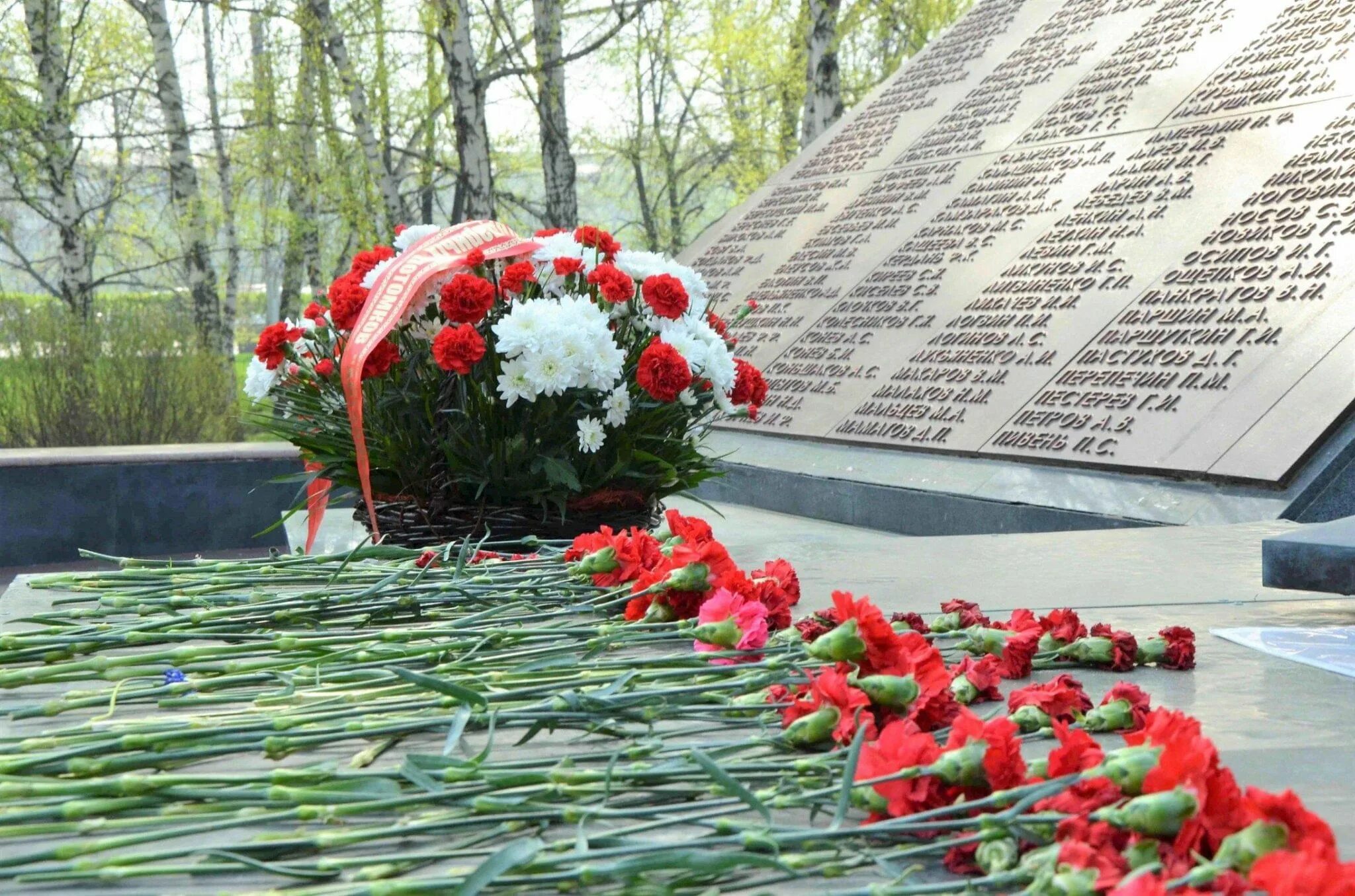 Возложение цветов мемориалу славы. Возложение цветов к памятнику. Возложение цветов к памятнику 9 мая. Цветы у памятника Победы. Обелиск 9 мая