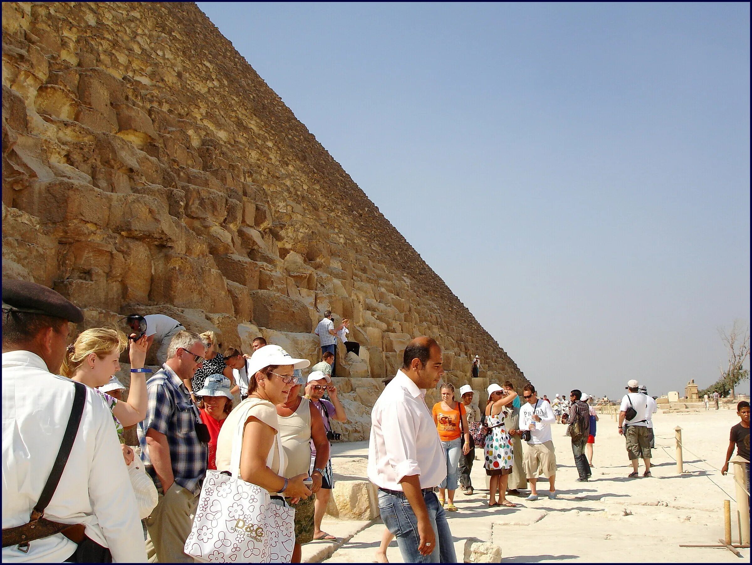 Перевод времени в египте. Туристы Каир пирамиды. Египет пирамиды туристы. Гиза Египет туристы. Каир пирамиды экскурсия.