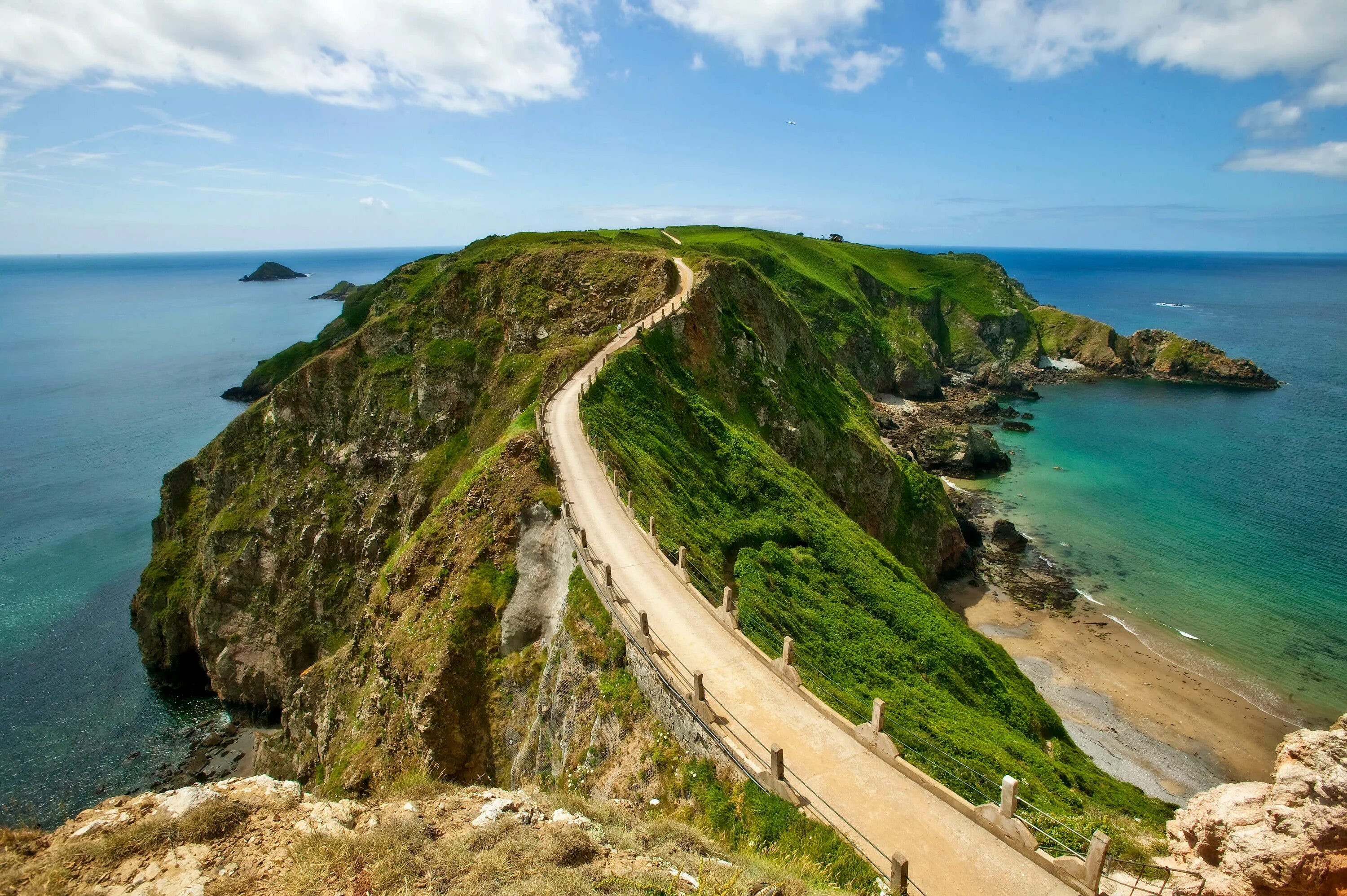 Which part of island of great. Остров Сарк нормандские острова. Остров Сарк Англия. Нормандские острова о Сарк. Нормандские острова джерси.