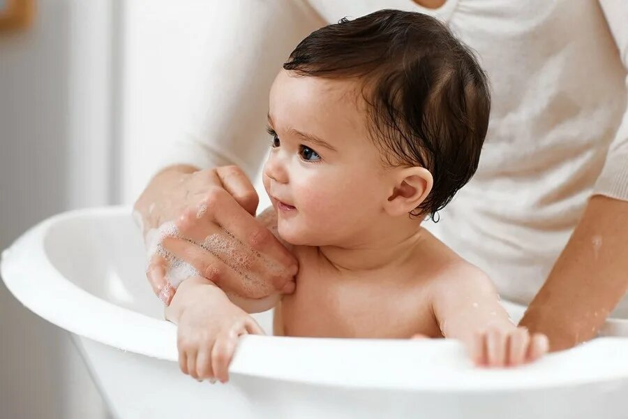 Child bath. Гигиенические процедуры. Гигиенические процедуры для детей. Малыш купается. Купание малыша.