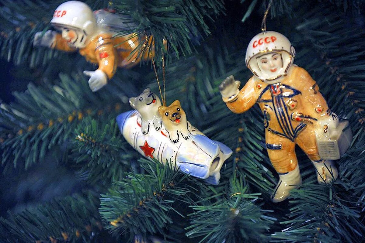 Елочные игрушки ссср описание. История новогодней игрушки наше время. История советских елочных игрушек. Елочная игрушка 1940-х. Раритетные новогодние игрушки.