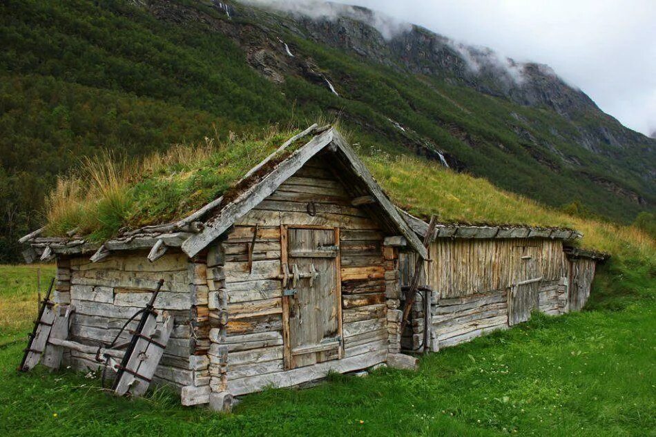 Земляная крыша. Хаттфьелльдал Норвегия избушка. Дерновые полуземлянки Исландии. Землянка дом в Норвегии. Изба с травяной крышей.