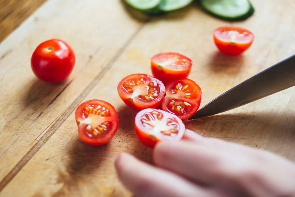 помидор порезанный. нарезанная сосиска. крупно порезанный лук. нарезанные черри. помидоры черри разрезать пополам.