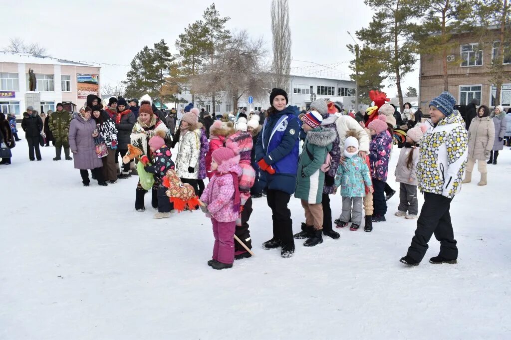 Илек оренбургская область новости на сегодня последние. Илек Илекский район. Районный дом культуры Илек Илекский. Фонтан Илек Илекского района.