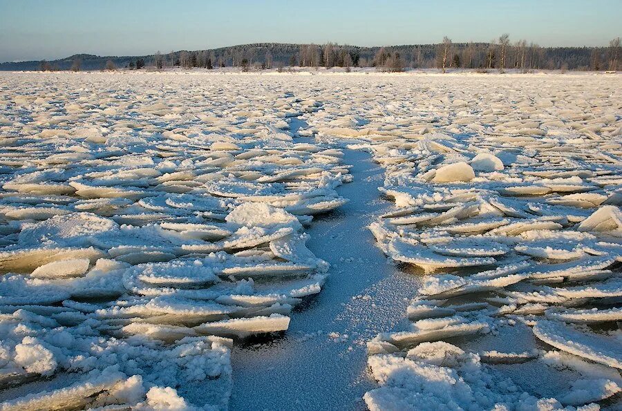 Ледостав что это такое. Блинчатый лёд в Карелии. Озеро Байкал ледостав. Блинчатый лед природное явление. Лед на реке.