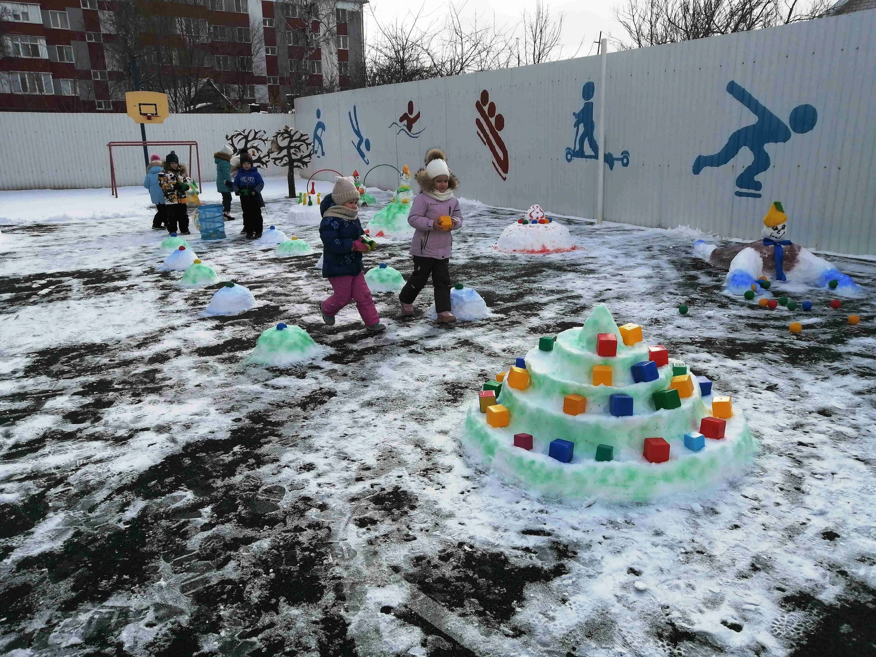детский снежный городок. детский городок из снега. ледовый городок в детском саду. снежный городок для детей. снежный городок для детей в детском саду.