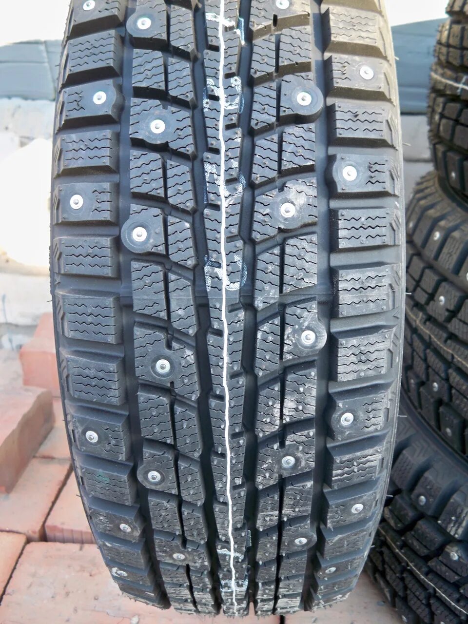 Винтер айс шины. Dunlop Winter Ice 01. Dunlop SP Winter Ice 01 175/65 r14. Данлоп SP Winter Ice 01. А/Р R-14 175*65 Dunlop SP Winter Ice 01 шип.