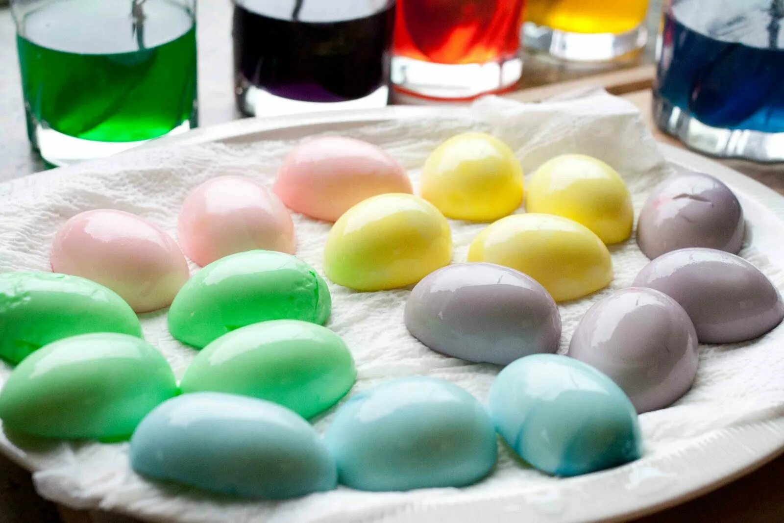 Яйца без красителей. Окрашивание яиц. Красители для яиц. Разноцветные яйца. Необычные яйца на Пасху.