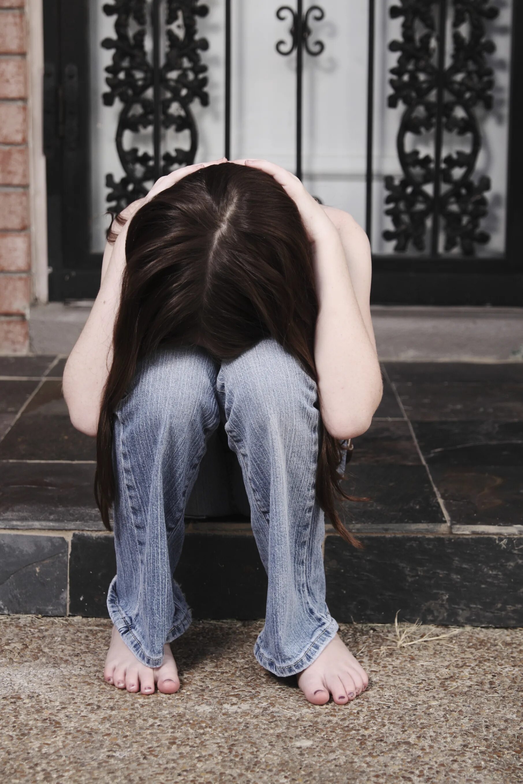 Стася милославская босиком. Плакала босая. Девочка сидит и плачет. Девушка босиком. Девушка босиком плачет.