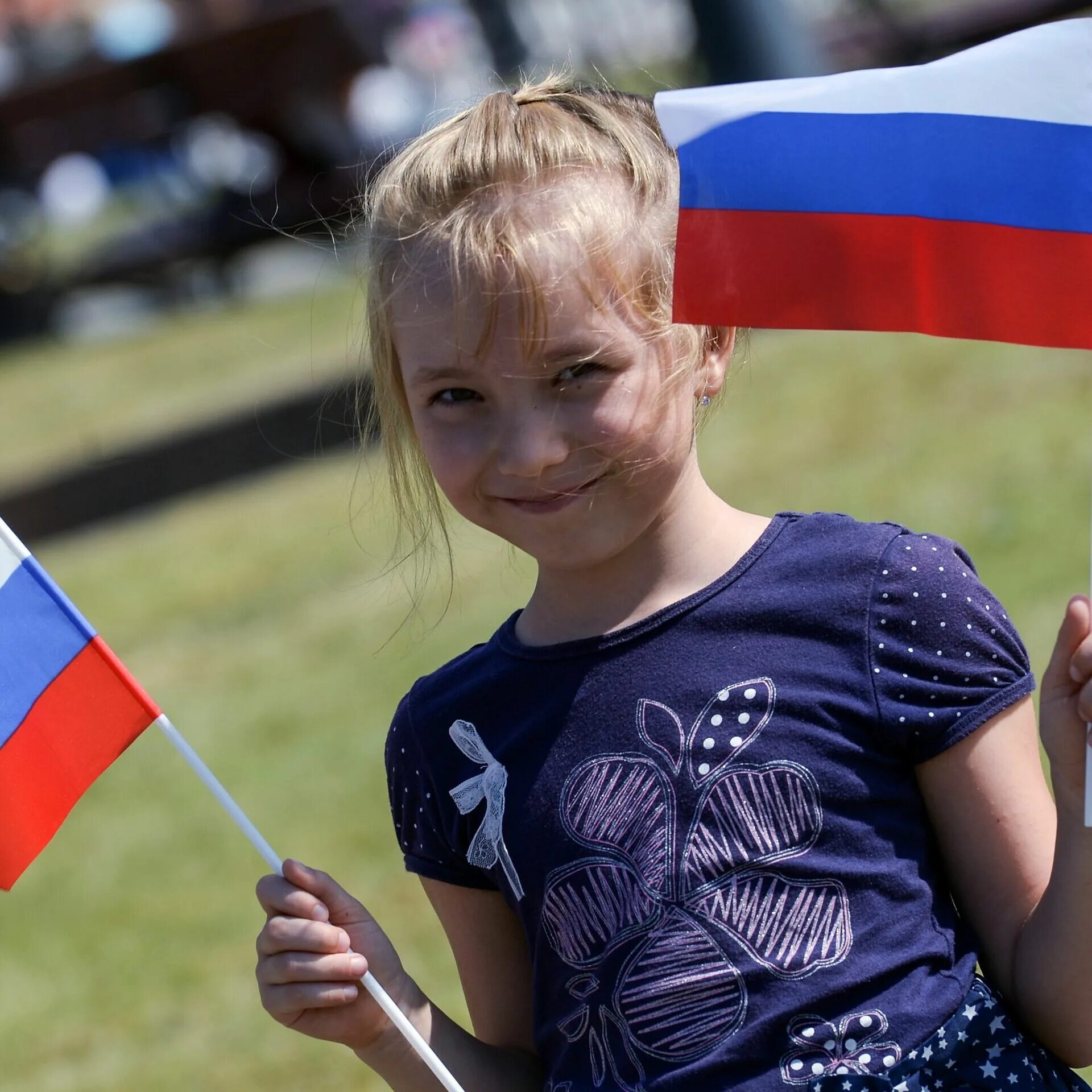 12 июня дети. Дети с флажками России. Россия для детей. Флаг России. Флаг России для детей.