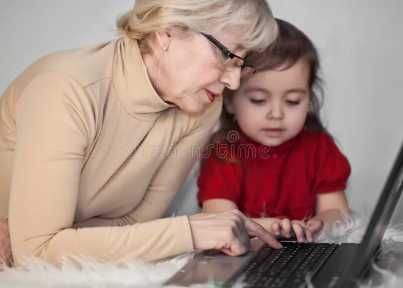 Учи внучек русский. Бабушка учит внука. Бабулька за компьютером. Бабушка учит внучку вязать. Дети учат бабушку на компьютер.