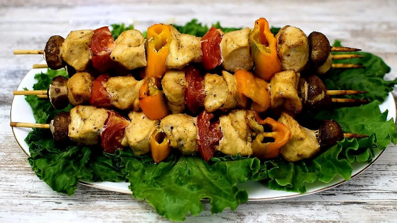 Куриные шашлычки с овощами. Грибной шашлычок геншин. куриный шашлычок с грибами. куриные шашлычки на шпажках с грибами. куриный шашлык с грибами.