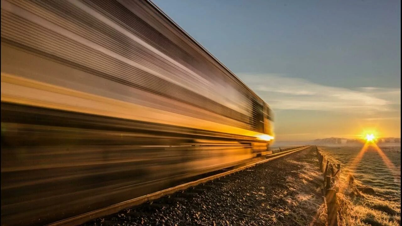 Уезжающий поезд. Фотосессия на дороге. Дорога к счастью. Уходишь на движение. Поскольку всем не угодишь то.