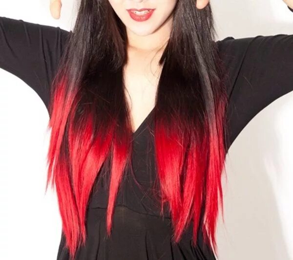 Фото волос черно красные. Красные кончики на темных волосах. Чёрные волосы скарсными кончиками. Черные волосы с красными кончиками. Черно красные волосы.