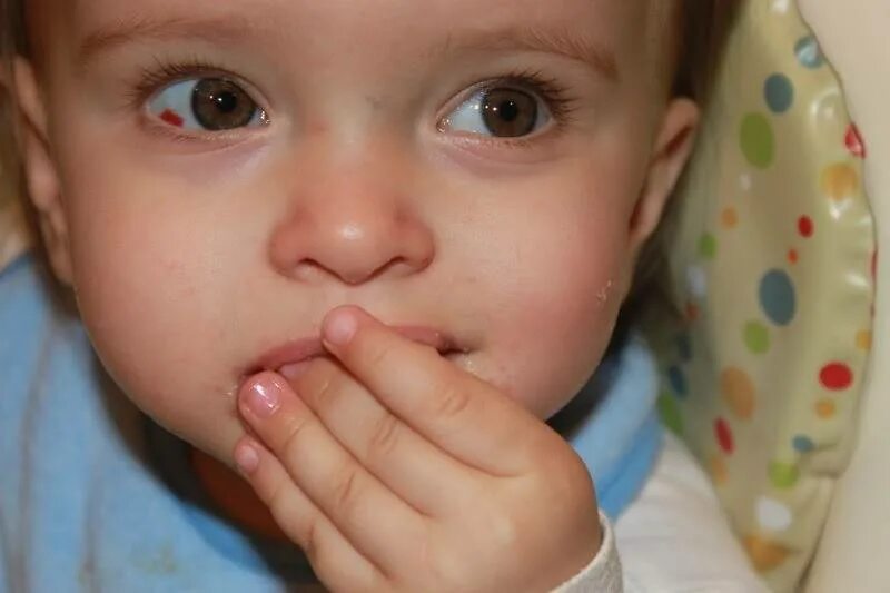 Глазки в 4 месяца. Глаз красный у новорождённых. Красное пятно в глазу у ребенка. Глаза ребенка.