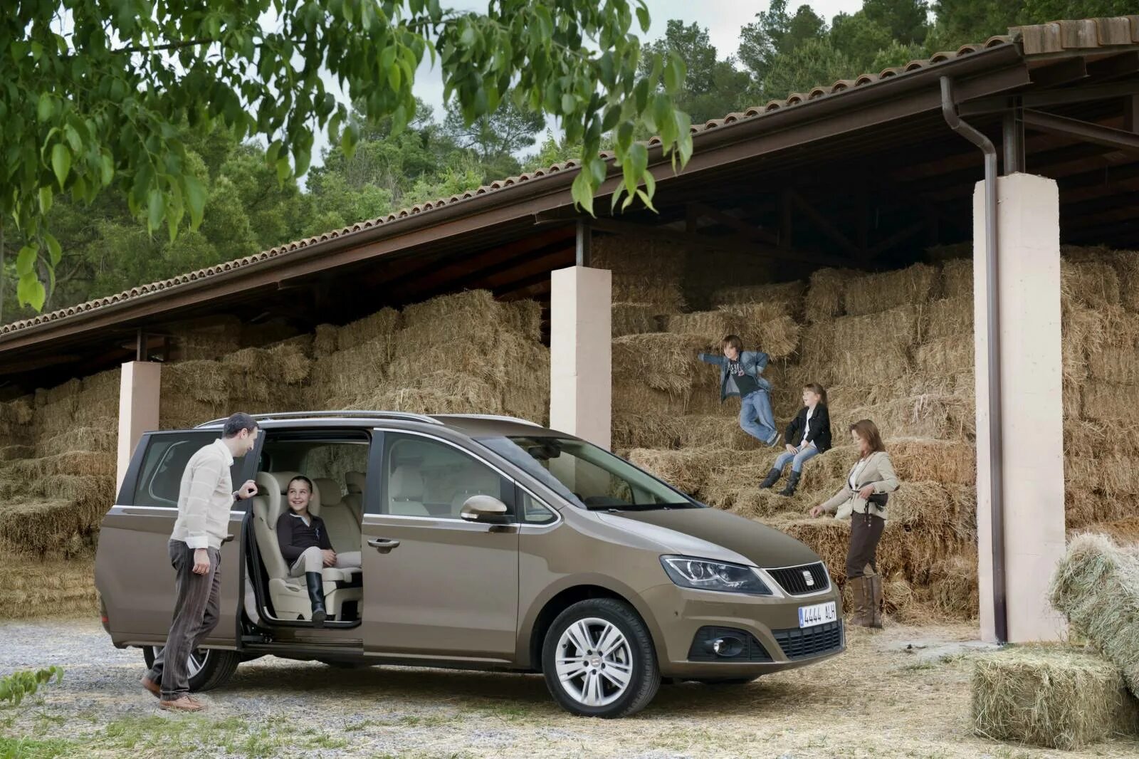 Бюджетный семейный автомобиль. Seat Alhambra. Seat Alhambra 2012. Тойота Альхамбра. Seat Alhambra 2013.