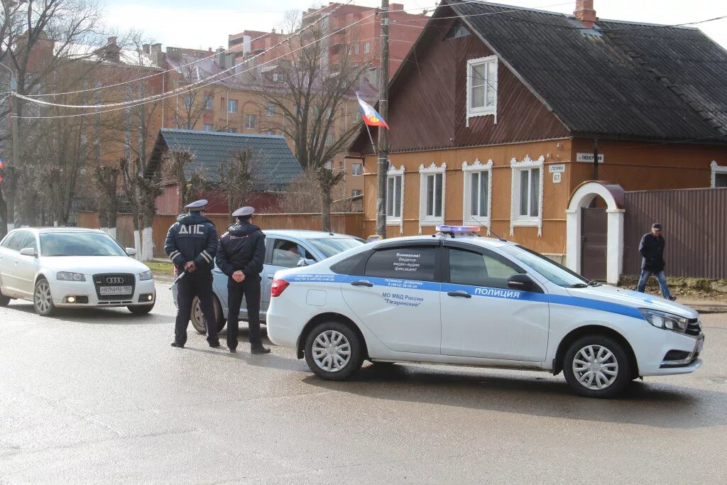 Работа гибдд гагарин. ДПС Форд Смоленск. Смоленские ДПС. Полиция Смоленск. ГАИ Гагарин Смоленской области.