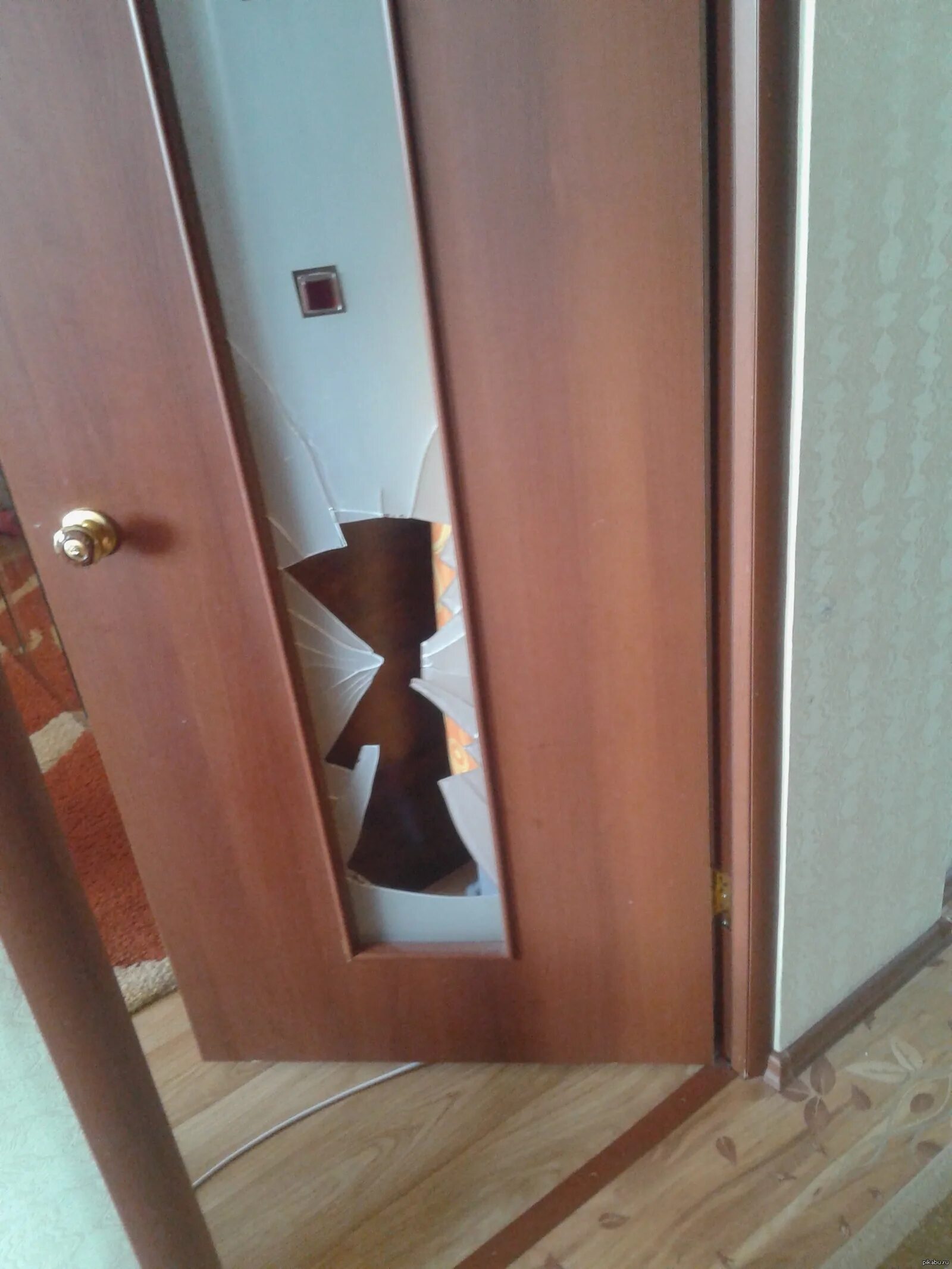 Выбили дверь в квартиру. Сломанная дверь. Выломанная дверь. Разбитая дверь. Сломанная межкомнатная дверь.