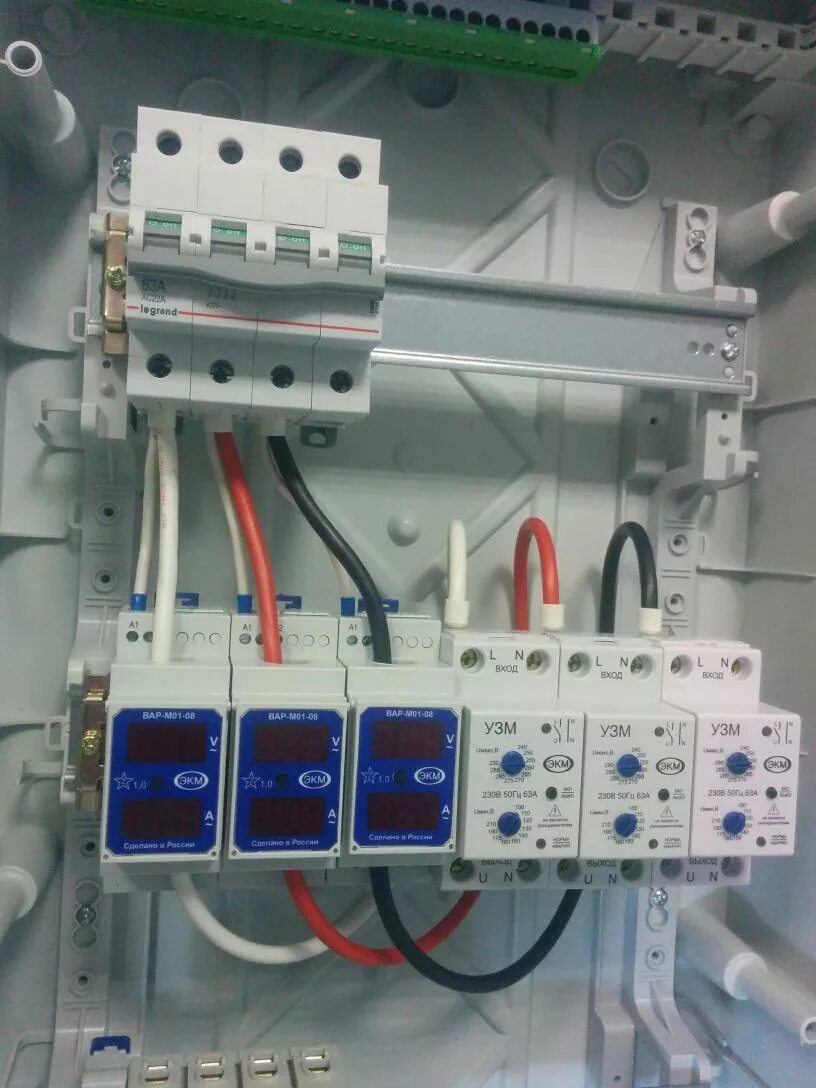 С первого автомата на сборку. Щит на 380 с УЗМ. УЗМ-3-63к 380в. УЗМ-3-63к. УЗМ 3 фазы.