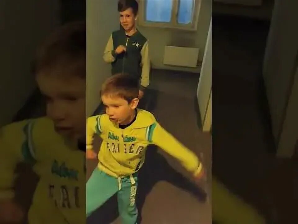 Видео как мальчик тащит своего отца. Мальчик мальчик тащит открытку. тащит тащит мальчик открытку плачет плачет.