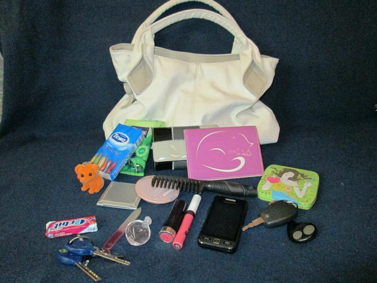 Нужные вещи в сумочке. Содержимое женской сумки. Вещи в женской сумке. Сумка с вещами. Что нужно положить в сумку