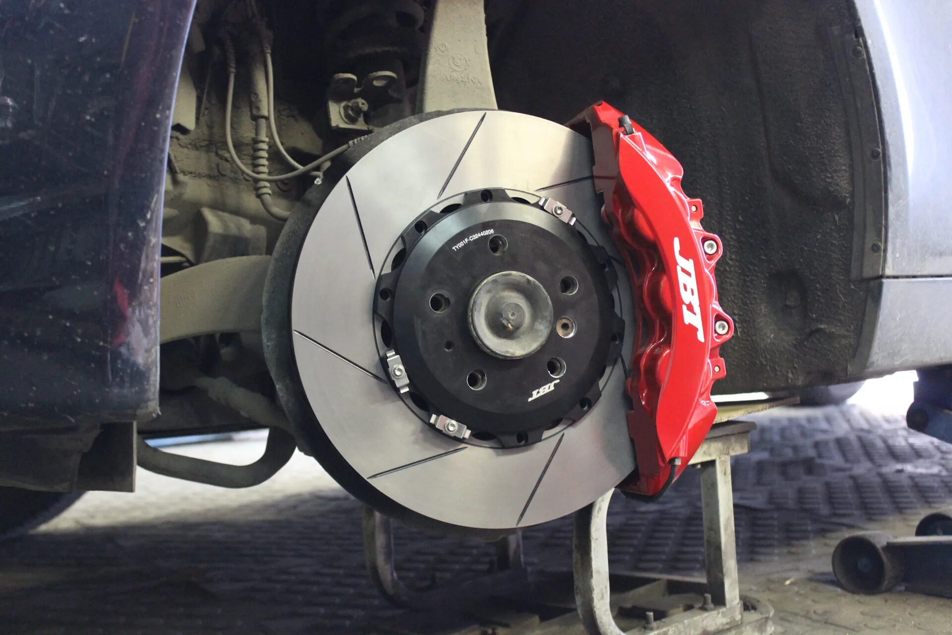 Тормоза появляются после. BMW f10 BREMBO суппорта. Тормозной диск m5 f10. Тормоза BMW f10. Тормозные суппорта JBT.