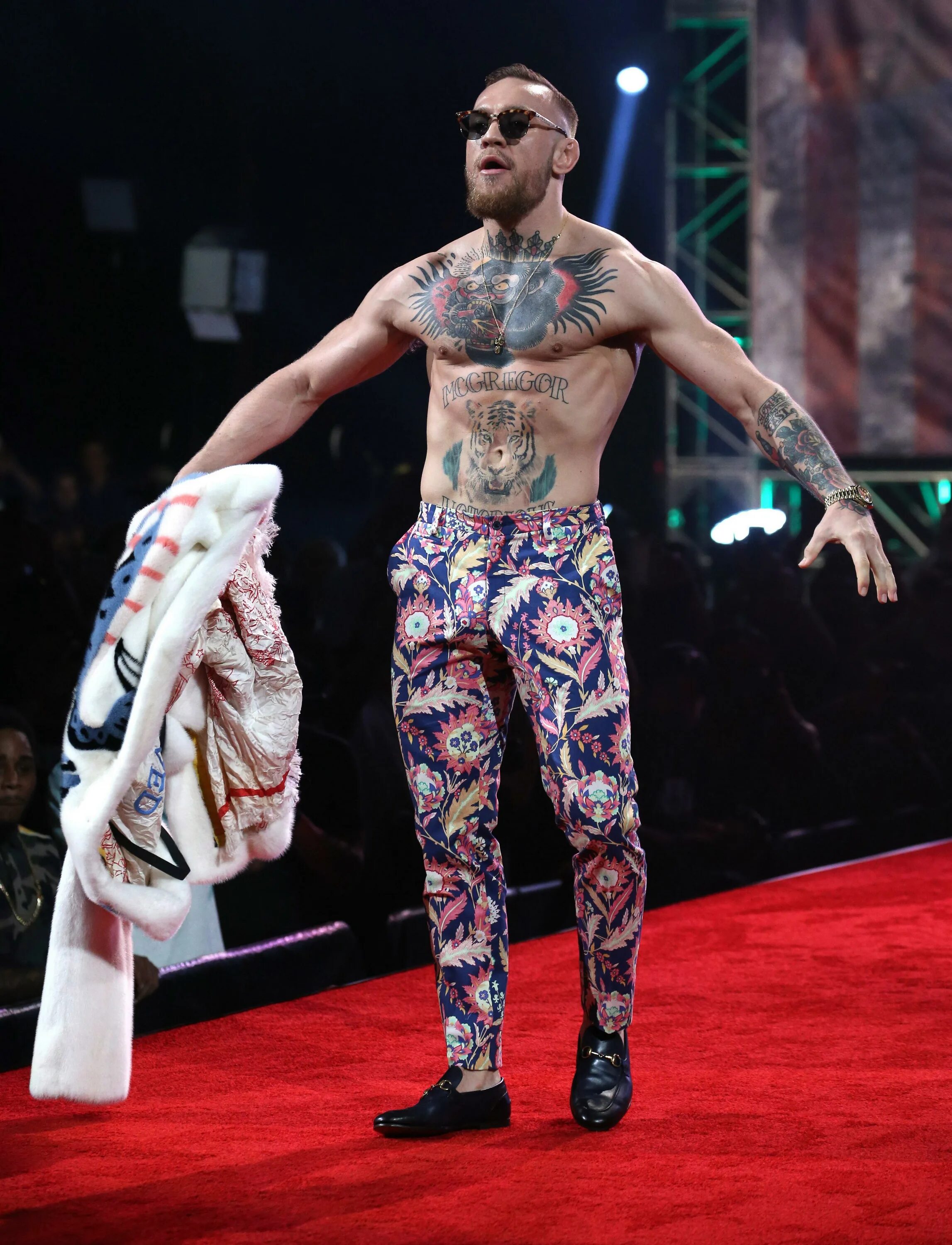 Mcgregor одежда. Конор макгрегор стиль. connor mcgregor стиль. макгрегор на стиле. конор макгрегор штаны.