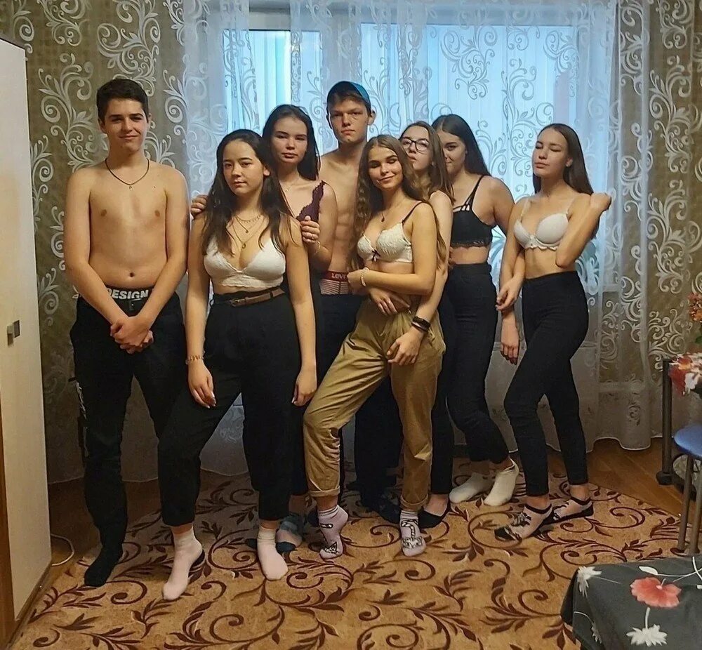 Шалашовки приехали на съемную хату и получили в дырки стволы мужчин на мальчишнике