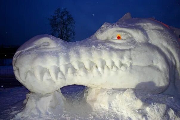 Фигуры из снега. Снежная фигура крокодил. Крокодил из снега. Фигура крокодила из снега.