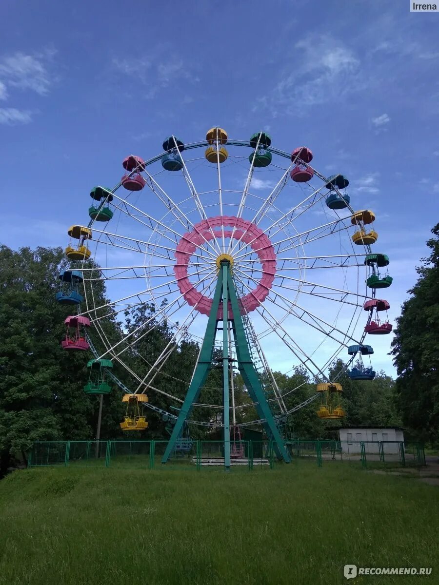 Город Псков. Колесо обозрения в детском парке (2011 год). Стоковое фото № 255283