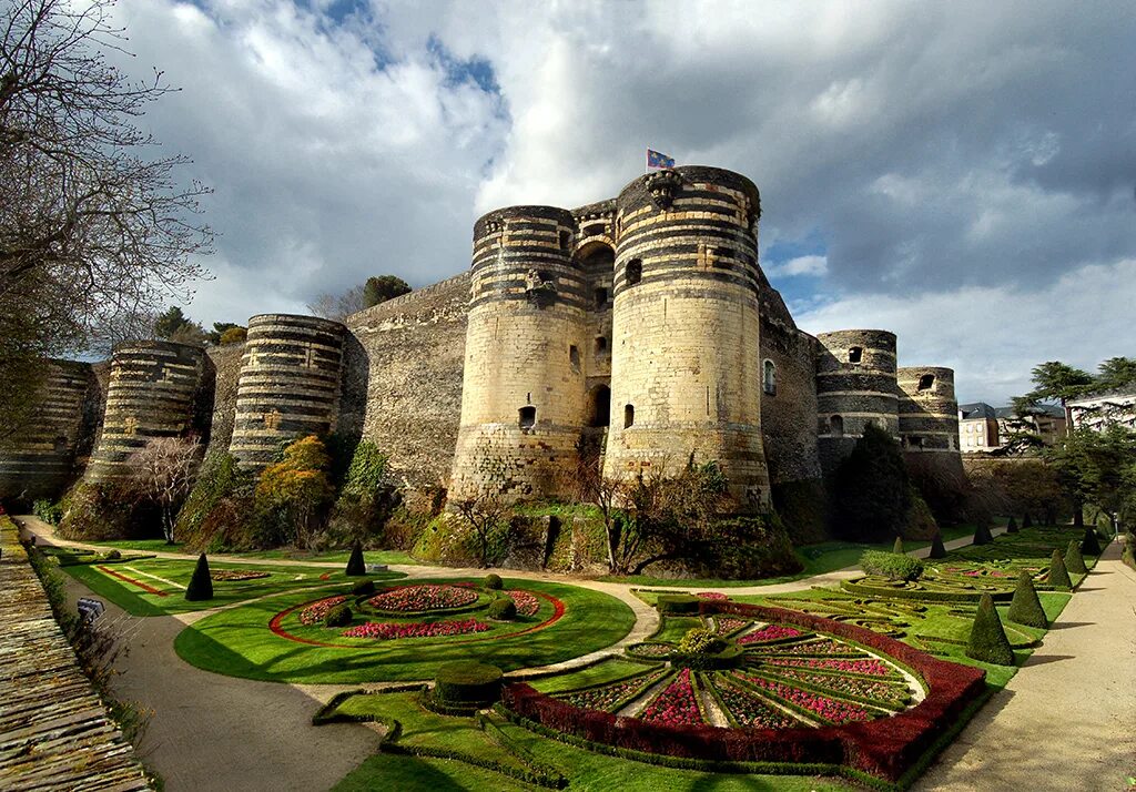 Анже. Замок Анжер Франция. Замок Анже Франция. Chateau d'Angers замок. Средневековые замки Франции Анжерский замок.
