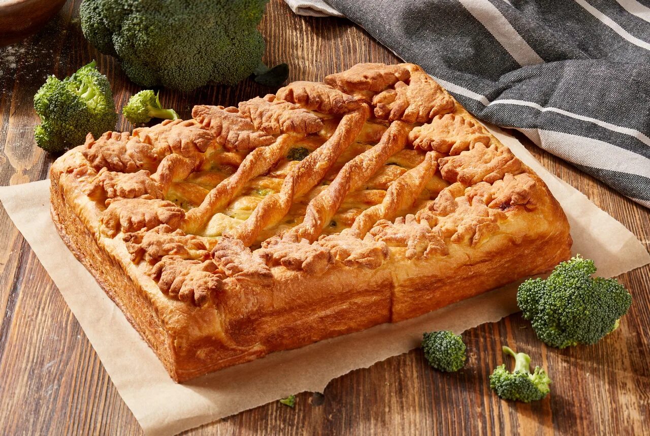 Пирог с курицей и сыром. Пирог с картошкой домашний. Пирог курник заливной. Пирог с куриным филе и картошкой. Заливной куриный пирог.