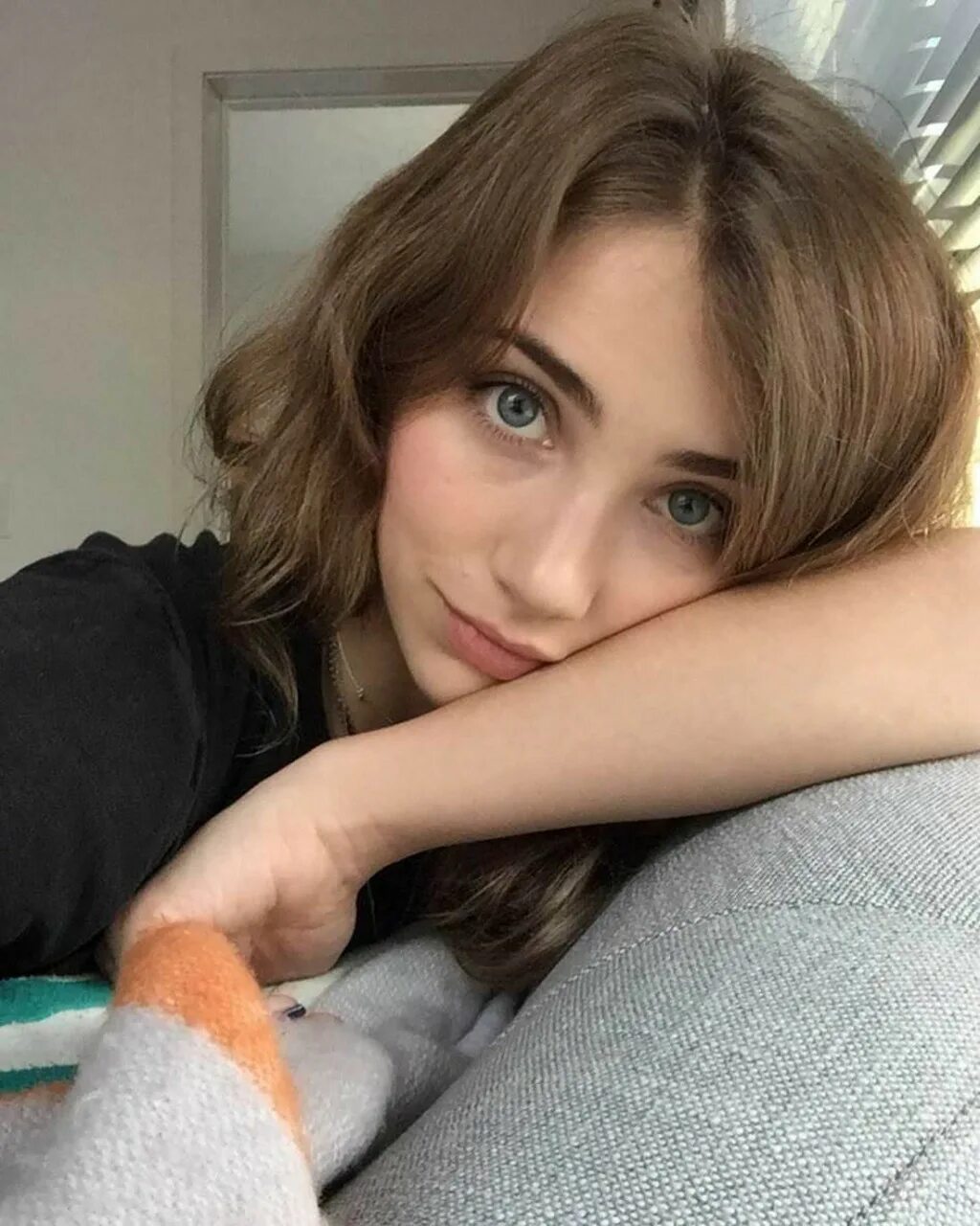 Домашняя девушка 1. Emily Rudd.