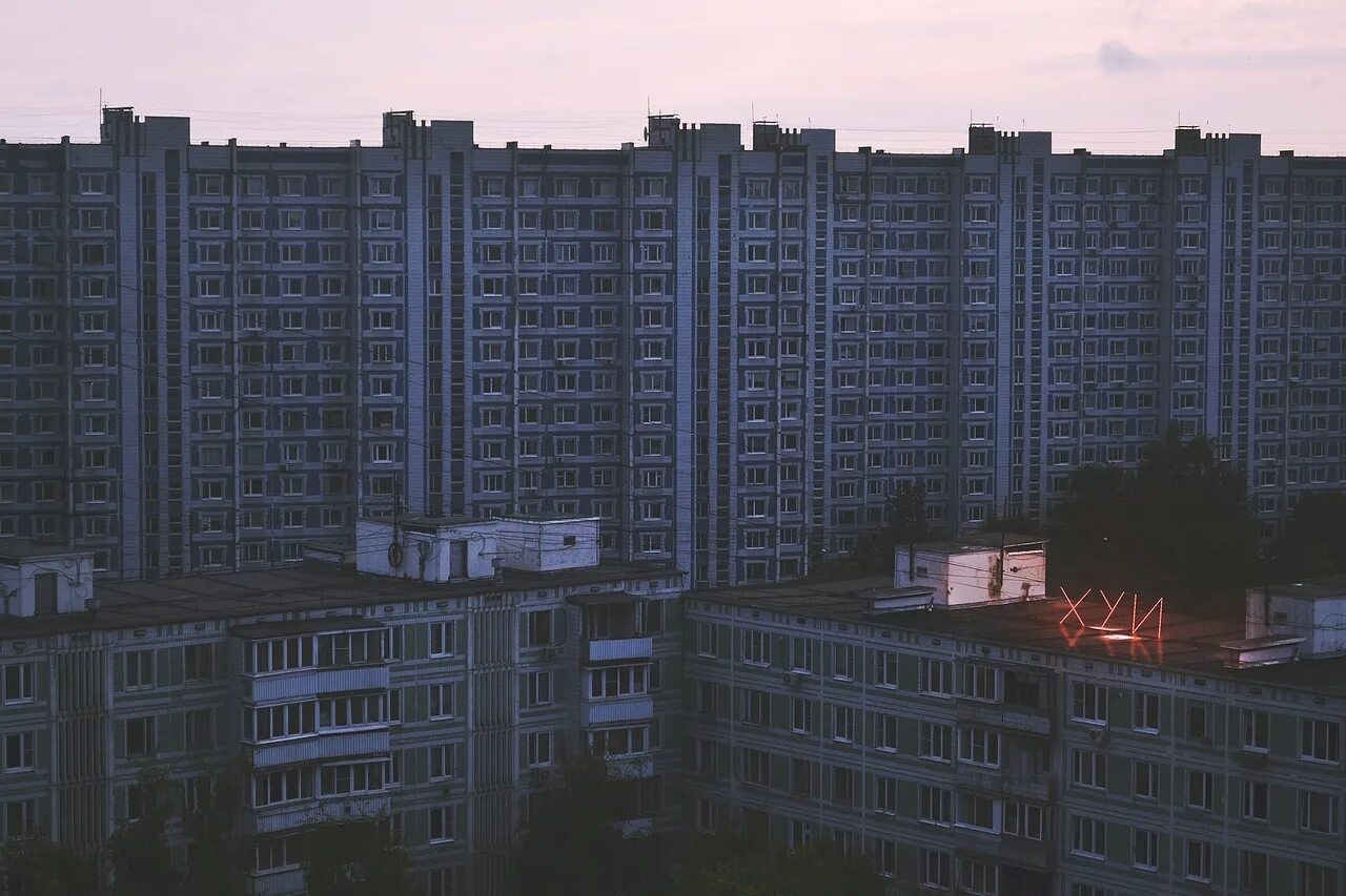 Запутались мы в городах. Дай мне знак. Господи дай знак. Боже дай мне знак Мем. Надписи на крышах домов.