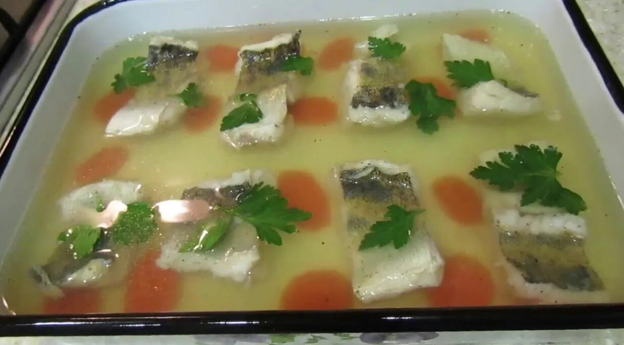 Судак заливной. Заливное из стерляди. Как сделать заливную рыбу из судака. Рыбное заливное. Судак рыба заливное.