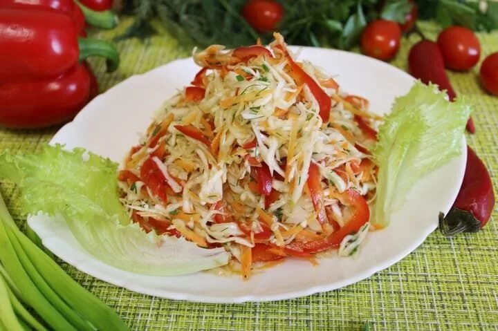 Салат капуста с морковью перцем и уксусом. Салат витаминный. салат с капустой и болгарским перцем. салат витаминный из капусты. витаминный салат с капустой и морковью.
