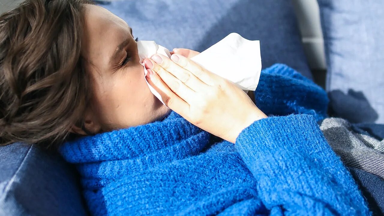 Больной увеличение. Больной увеличение. Простуда. Чихает нос закрывает глаза. Усталость и сонливость.