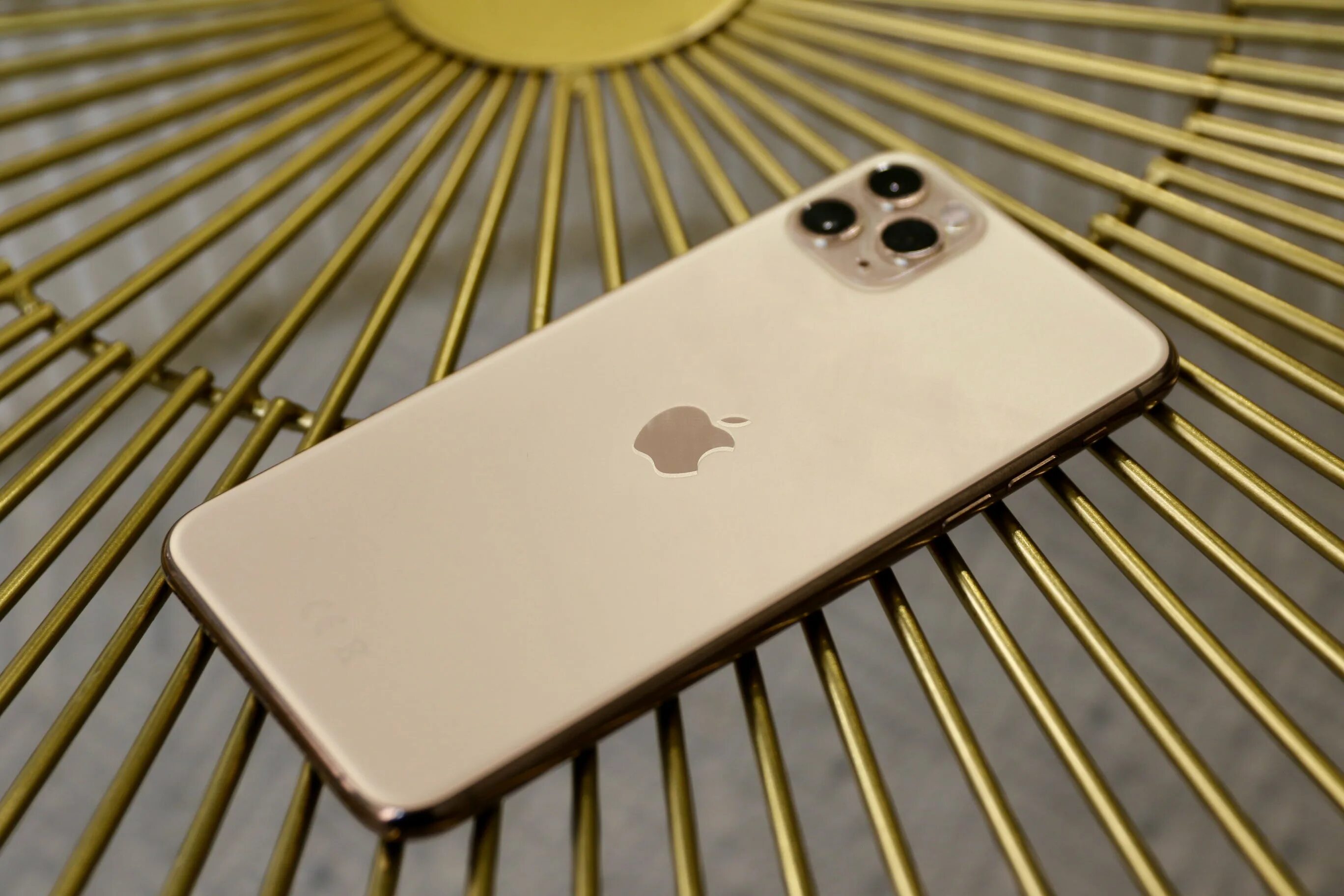 Золотой айфон 11 про. Iphone 11 Pro Max 64gb Gold. Apple 11 Pro. Iphone 11 Pro 64gb Gold. Айфон 12 Промакс золотой.