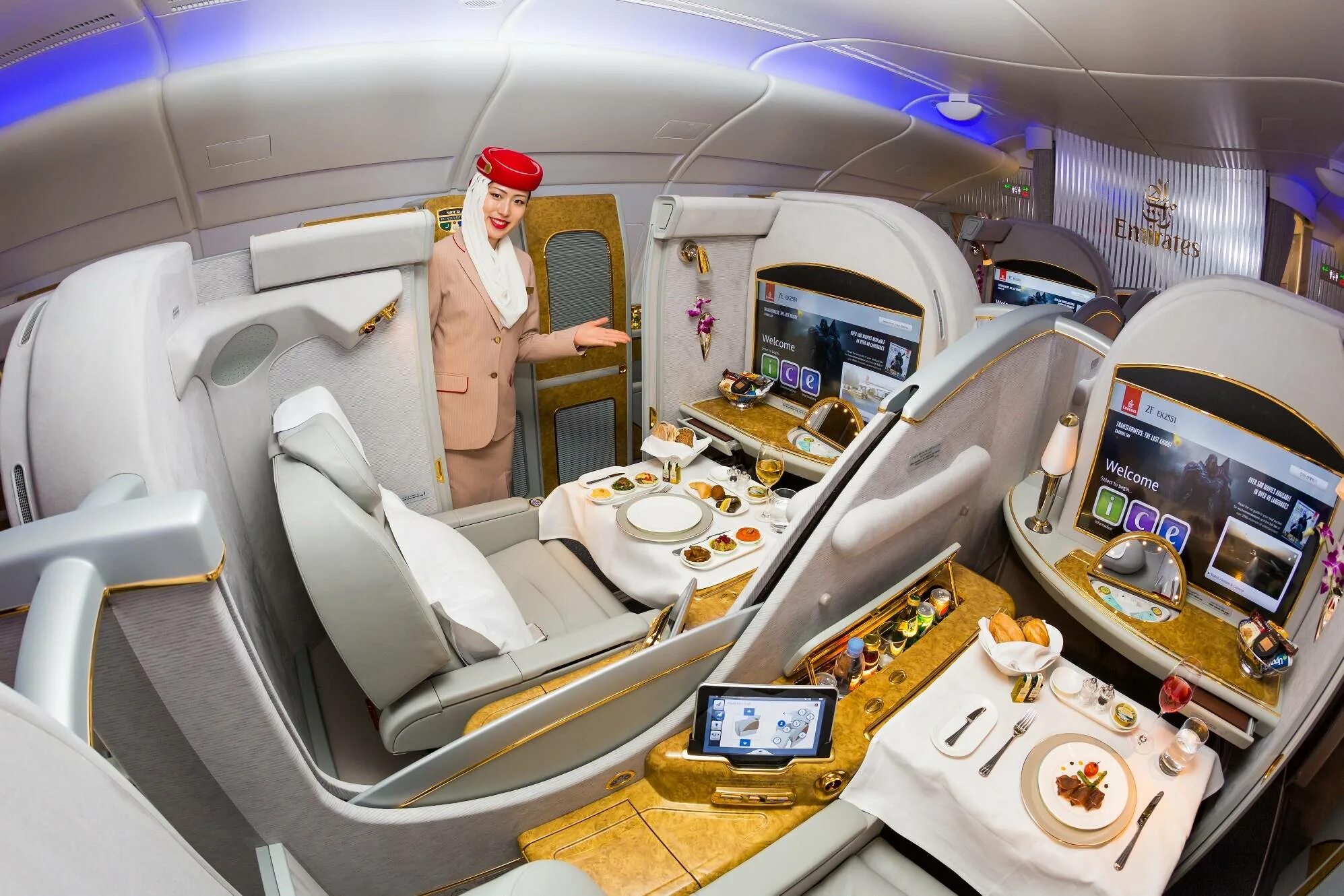 Организация бизнес класс. Авиалинии Дубай Эмирейтс. Airbus a380 кабина. Дубайская авиакомпания Emirates Airlines. Самолет Дубай Эмирейтс.