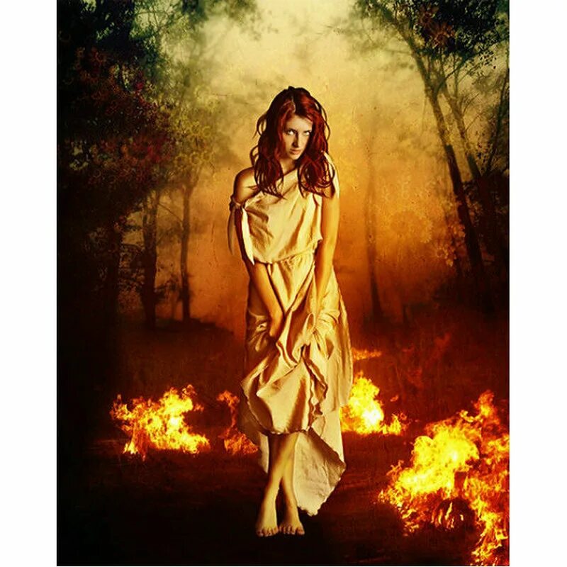 Женщина в огне книга. Женщина огонь. Огненная женщина.