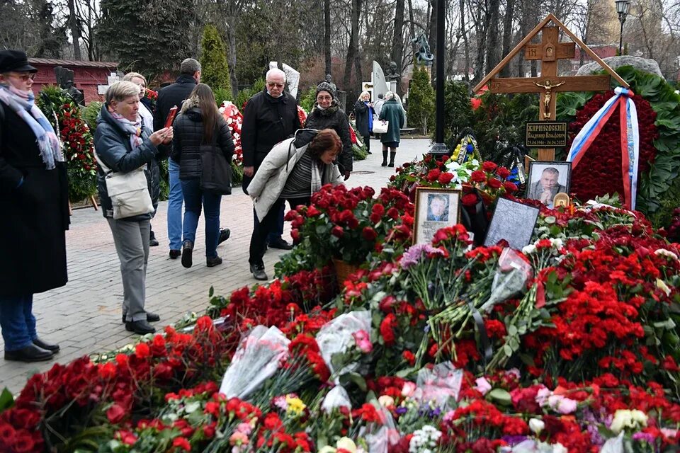 Похоронить в владимире. Новодевичье кладбище похороны могила Владимира Жириновского. Могила Жириновского на Новодевичьем кладбище. Могила Еременко.